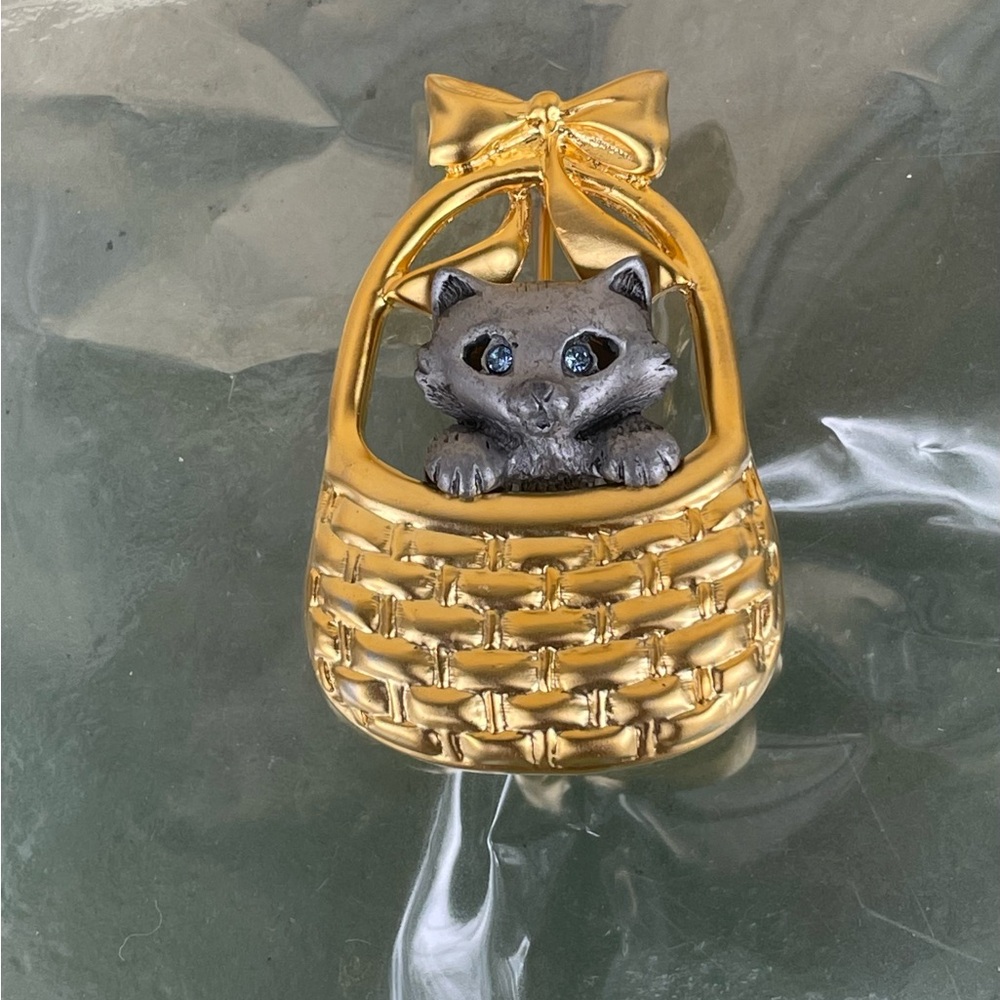 Vintage Signed Danecraft Gold Basket with Gray Cat with blue eyes Brooch